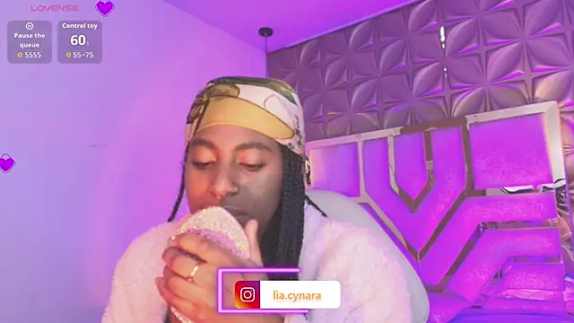 Snapshot of Queen_perla_ chatting on 03/29/26, 05:36 Queen perla online show from 03/29/26, 05:36