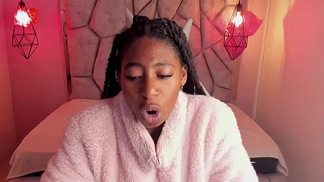 Queen perla  online show from 03/19/25, 12:34