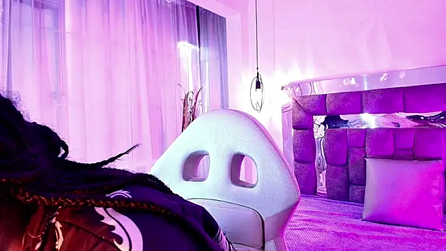 Snapshot of Queen_perla_ chatting on 07/15/26, 01:40 Queen perla online show from 07/15/26, 01:40
