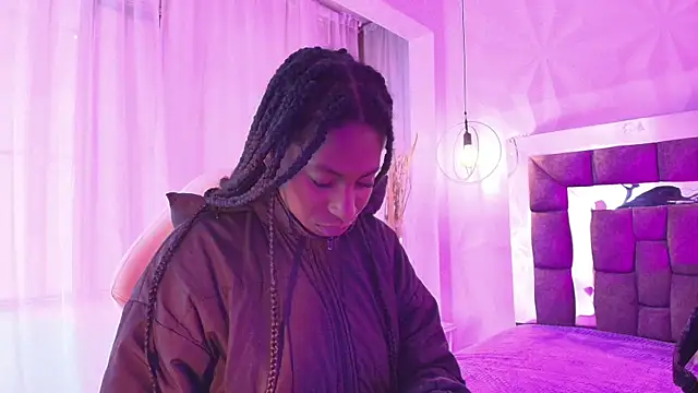 Snapshot of Queen_perla_ chatting on 05/27/26, 12:12 Queen perla online show from 05/27/26, 12:12