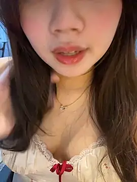 Snapshot of Hotellinh12 chatting on 10/22/25, 07:41 Hotellinh12 online show from 10/22/25, 07:41