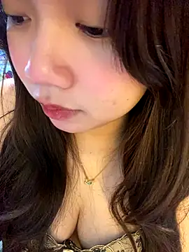 Snapshot of Hotellinh12 chatting on 11/01/25, 06:30 Hotellinh12 online show from 11/01/25, 06:30