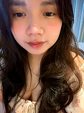 Snapshot of Hotellinh12 chatting on 11/14/25, 01:37 Hotellinh12 online show from 11/14/25, 01:37