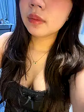 Snapshot of Hotellinh12 chatting on 10/13/25, 03:24 Hotellinh12 online show from 10/13/25, 03:24