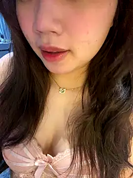 Snapshot of Hotellinh12 chatting on 11/02/25, 04:56 Hotellinh12 online show from 11/02/25, 04:56