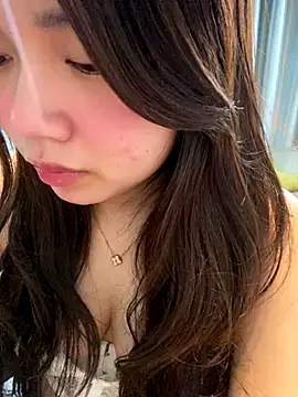 Snapshot of Hotellinh12 chatting on 12/17/25, 05:01 Hotellinh12 online show from 12/17/25, 05:01