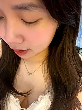 Snapshot of Hotellinh12 chatting on 10/27/25, 04:52 Hotellinh12 online show from 10/27/25, 04:52