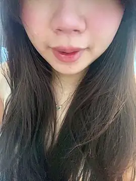 Snapshot of Hotellinh12 chatting on 11/19/25, 06:57 Hotellinh12 online show from 11/19/25, 06:57