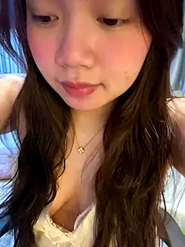 Snapshot of Hotellinh12 chatting on 12/15/25, 04:24 Hotellinh12 online show from 12/15/25, 04:24