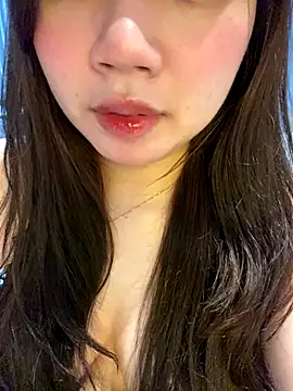 Snapshot of Hotellinh12 chatting on 10/29/25, 05:01 Hotellinh12 online show from 10/29/25, 05:01