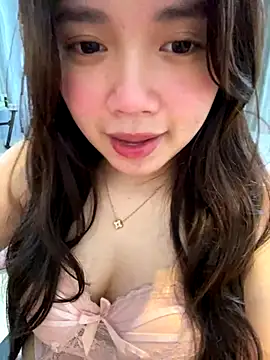 Snapshot of Hotellinh12 chatting on 12/18/25, 05:12 Hotellinh12 online show from 12/18/25, 05:12