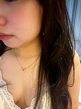 Snapshot of Hotellinh12 chatting on 09/13/25, 11:43 Hotellinh12 online show from 09/13/25, 11:43