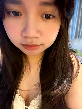 Snapshot of Hotellinh12 chatting on 09/10/25, 04:39 Hotellinh12 online show from 09/10/25, 04:39