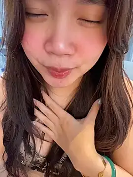 Snapshot of Hotellinh12 chatting on 11/27/25, 06:58 Hotellinh12 online show from 11/27/25, 06:58