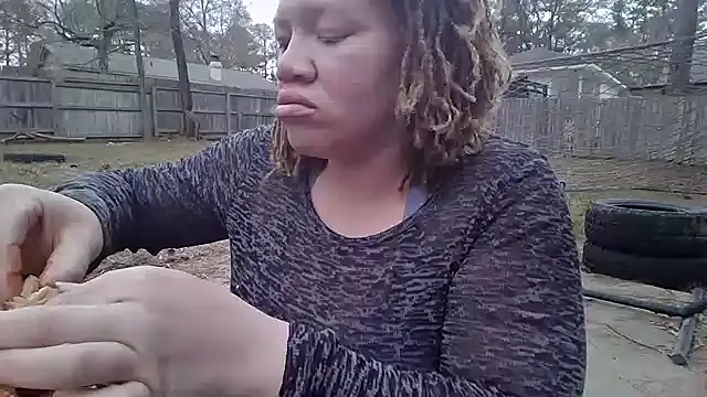 Snapshot of Milfshakecafe chatting on 01/05/25, 03:23 Milfshakecafe online show from 01/05/25, 03:23