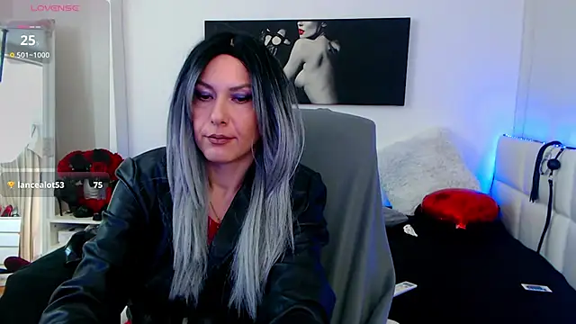 Snapshot of EvelynQueenn chatting on 02/17/25, 03:25 EvelynQueenn online show from 02/17/25, 03:25