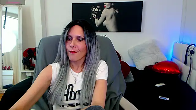 Snapshot of EvelynQueenn chatting on 02/20/25, 01:19 EvelynQueenn online show from 02/20/25, 01:19