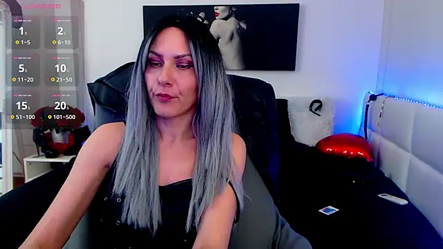 Snapshot of EvelynQueenn chatting on 03/19/25, 10:55 EvelynQueenn online show from 03/19/25, 10:55