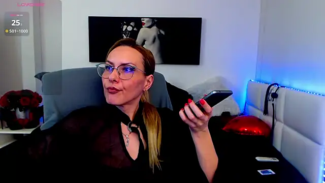 Snapshot of EvelynQueenn chatting on 02/28/25, 09:36 EvelynQueenn online show from 02/28/25, 09:36