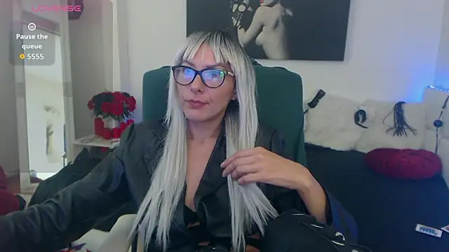 Snapshot of EvelynQueenn chatting on 10/07/25, 05:30 EvelynQueenn online show from 10/07/25, 05:30