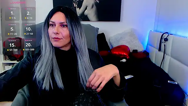 Snapshot of EvelynQueenn chatting on 02/15/25, 09:49 EvelynQueenn online show from 02/15/25, 09:49