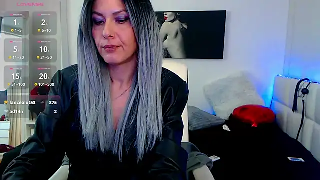 Snapshot of EvelynQueenn chatting on 02/17/25, 09:35 EvelynQueenn online show from 02/17/25, 09:35