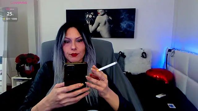 Snapshot of EvelynQueenn chatting on 03/17/25, 05:01 EvelynQueenn online show from 03/17/25, 05:01
