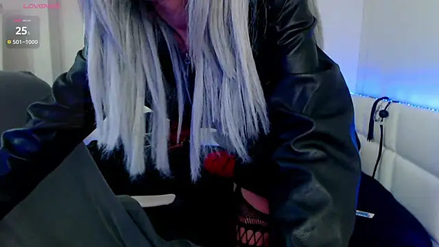 Snapshot of EvelynQueenn chatting on 02/18/25, 07:10 EvelynQueenn online show from 02/18/25, 07:10