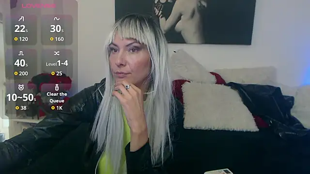 Snapshot of EvelynQueenn chatting on 10/16/25, 08:11 EvelynQueenn online show from 10/16/25, 08:11