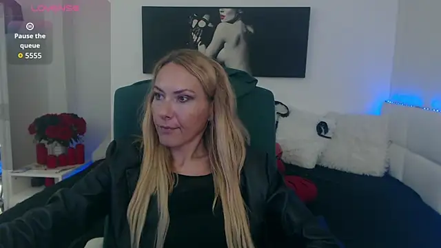 Snapshot of EvelynQueenn chatting on 10/02/25, 09:23 EvelynQueenn online show from 10/02/25, 09:23