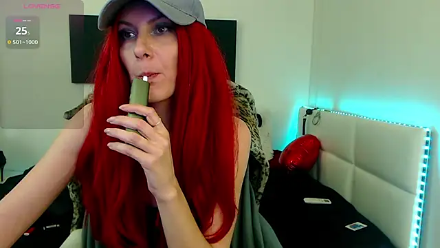 Snapshot of EvelynQueenn chatting on 03/14/25, 08:21 EvelynQueenn online show from 03/14/25, 08:21