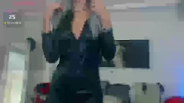 Snapshot of EvelynQueenn chatting on 09/23/25, 07:59 EvelynQueenn online show from 09/23/25, 07:59