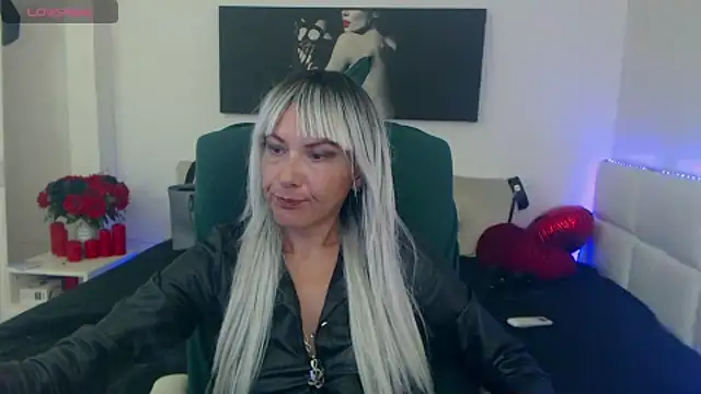 Snapshot of EvelynQueenn chatting on 09/27/25, 07:36 EvelynQueenn online show from 09/27/25, 07:36