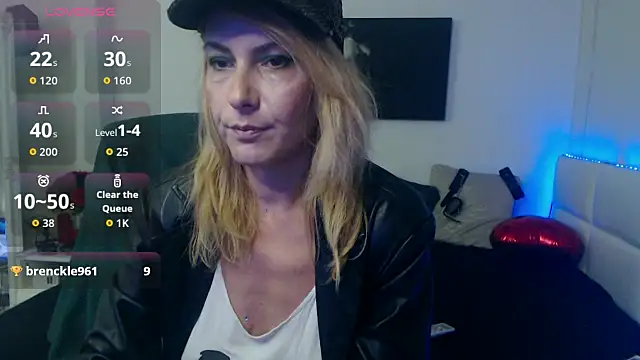 Snapshot of EvelynQueenn chatting on 09/28/25, 08:05 EvelynQueenn online show from 09/28/25, 08:05