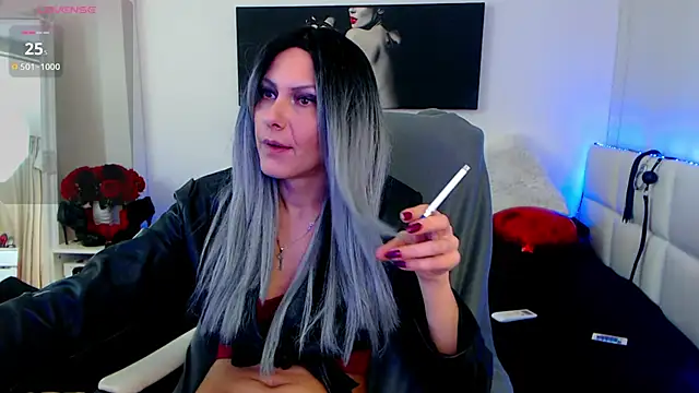 Snapshot of EvelynQueenn chatting on 02/18/25, 04:04 EvelynQueenn online show from 02/18/25, 04:04
