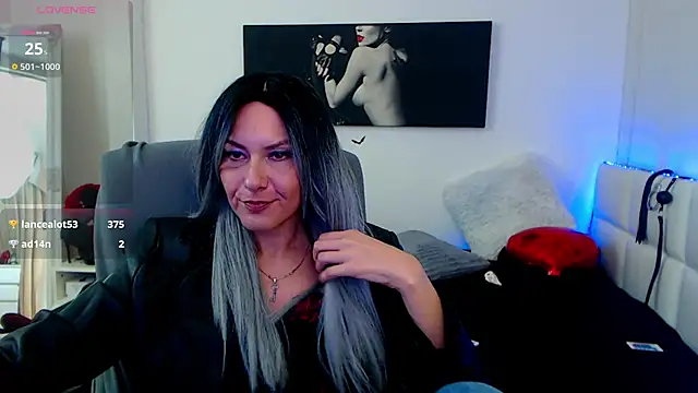 Snapshot of EvelynQueenn chatting on 02/17/25, 06:31 EvelynQueenn online show from 02/17/25, 06:31
