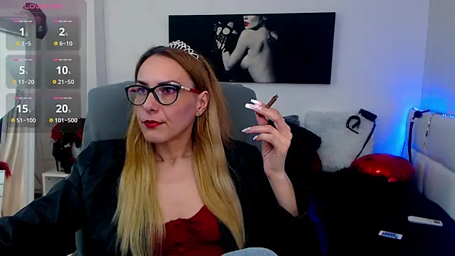 Snapshot of EvelynQueenn chatting on 03/22/25, 09:34 EvelynQueenn online show from 03/22/25, 09:34