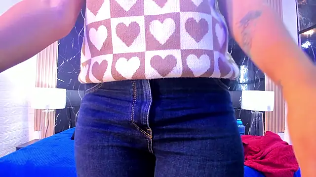 Snapshot of SofiAndNicol chatting on 10/24/25, 10:47 SofiAndNicol online show from 10/24/25, 10:47