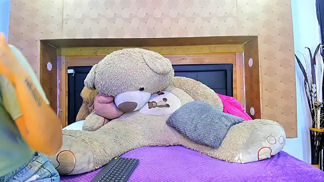 Snapshot of SofiAndNicol chatting on 11/08/25, 11:14 SofiAndNicol online show from 11/08/25, 11:14