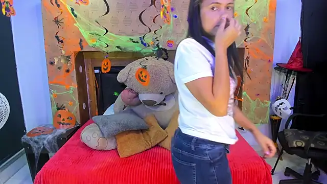 Snapshot of SofiAndNicol chatting on 10/21/25, 11:09 SofiAndNicol online show from 10/21/25, 11:09