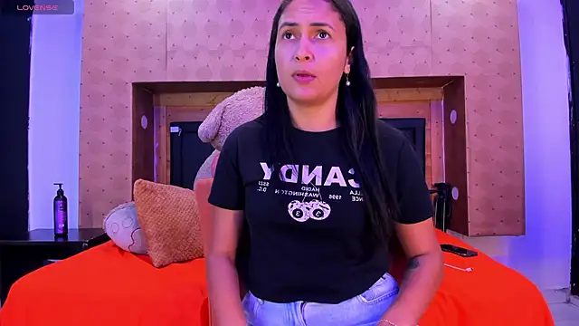 Snapshot of SofiAndNicol chatting on 12/20/25, 11:35 SofiAndNicol online show from 12/20/25, 11:35