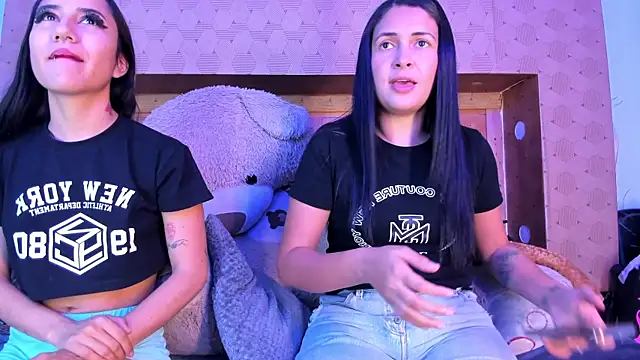 Snapshot of SofiAndNicol chatting on 11/28/25, 10:48 SofiAndNicol online show from 11/28/25, 10:48