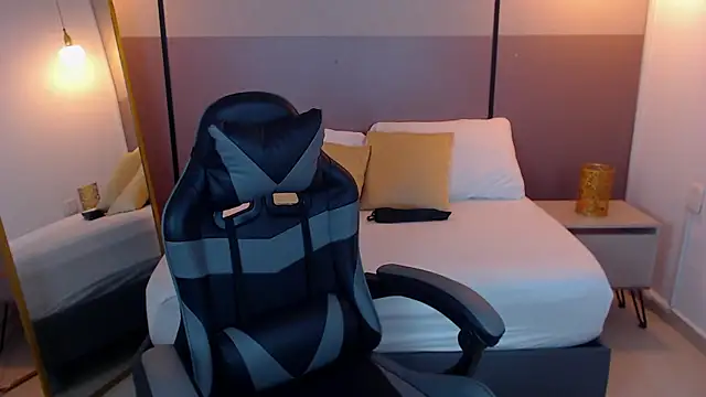 lizowenn  online show from 03/17/26, 12:30