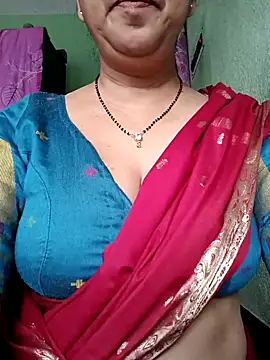 Snapshot of Rosy-B chatting on 10/13/25, 12:34 Rosy-B online show from 10/13/25, 12:34