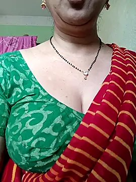 Snapshot of Rosy-B chatting on 10/30/25, 12:53 Rosy-B online show from 10/30/25, 12:53