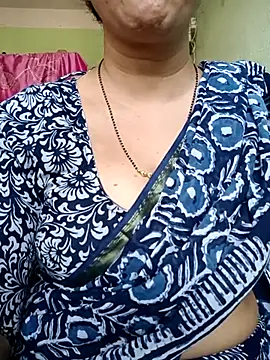 Snapshot of Rosy-B chatting on 03/05/25, 10:00 Rosy-B online show from 03/05/25, 10:00