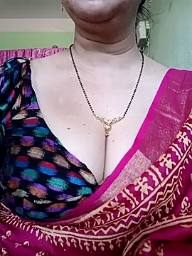 Snapshot of Rosy-B chatting on 03/04/25, 09:40 Rosy-B online show from 03/04/25, 09:40