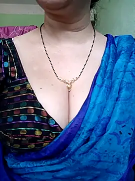 Snapshot of Rosy-B chatting on 03/17/25, 10:06 Rosy-B online show from 03/17/25, 10:06