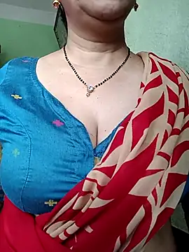 Snapshot of Rosy-B chatting on 10/31/25, 12:40 Rosy-B online show from 10/31/25, 12:40