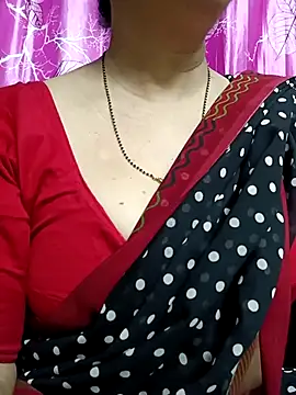 Snapshot of Rosy-B chatting on 03/11/25, 09:48 Rosy-B online show from 03/11/25, 09:48